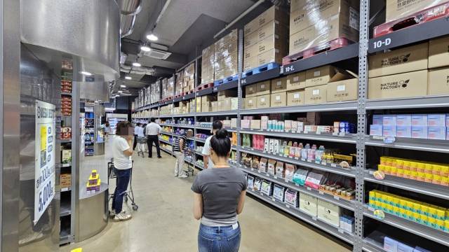 경기 성남시 수정구 고등공공주택지구에 있는 국내 첫 창고형 약국이 지난달 문을 열면서 논란이 이어지고 있다. 대형마트처럼 창고형 매장 형태로 의약품과 사료 등 2500개 이상의 품목을 판매하는 모습. 연합뉴스