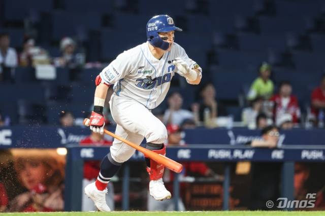 NC 다이노스 손아섭이 지난 6일 SSG 랜더스와의 경기에서 안타를 치고 출루하고 있다./NC 다이노스/