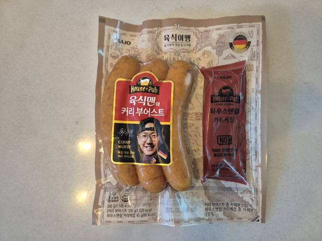 사조대림이 인기 유튜버 육식맨과 손잡고 개발한 '육식맨의 커리부어스트'/사진=김아름 기자 armijjang@