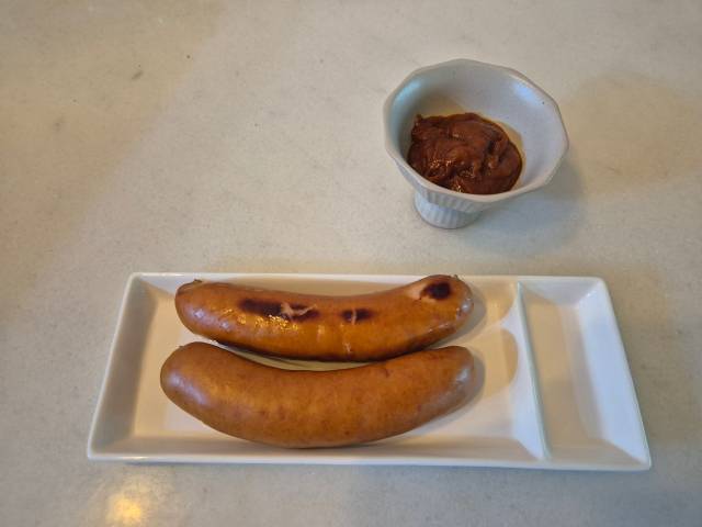 사조대림의 '육식맨 커리 부어스트'. 물에 데친 것보다는 약불에 구운 게 돈장의 식감과 풍미가 더 살아난다는 느낌./사진=김아름 기자 armijjang@