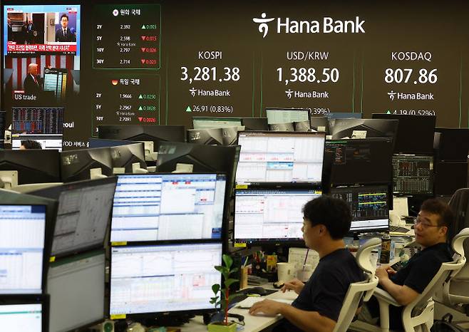 31일 오전 서울 중구 하나은행 본점 딜링룸 현황판 모습. (사진=연합뉴스)