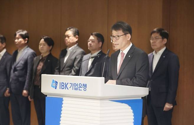 지난 3월26일 기업은행 본점에서 열린 확대간부회의에서 김성태 기업은행장이 사과문 및 쇄신 계획을 발표하고 있다. 기업은행