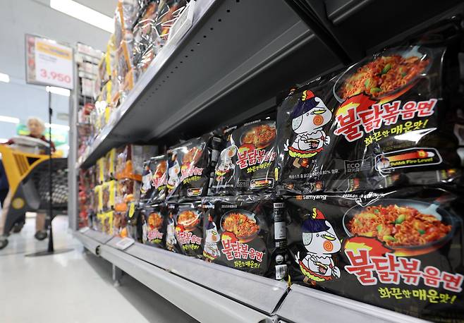 서울 시내 대형마트에 진열된 '불닭볶음면'. /뉴스1