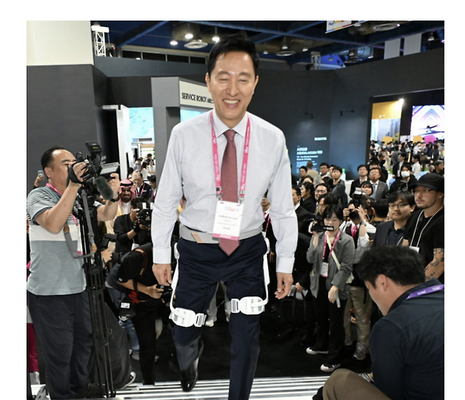 지난해SLW(스마트라이프위크) 행사에서 오세훈 서울시장이 보행 보조 기기 체험을 하고 있다.ⓒ서울시 제공