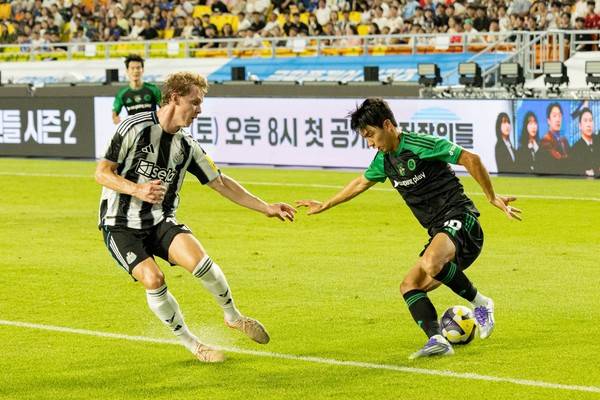 에밀 크라프트(왼쪽, 뉴캐슬유나이티드), 전진우(팀 K리그). 쿠팡플레이 제공