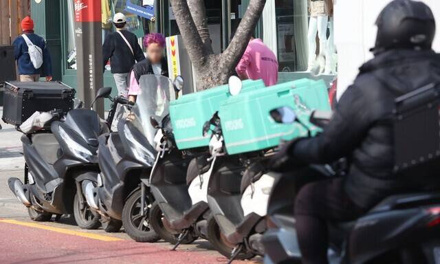 서울 마포구의 한 식당가에 세워진 배달 오토바이. 연합뉴스
