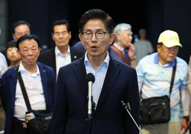 국민의힘 전당대회 출마를 선언한 김문수 전 고용노동부 장관이 30일 서울 용산구 전쟁기념관을 찾아 참전용사비 헌화 및 관람을 마친 뒤 발언하고 있다. 뉴시스