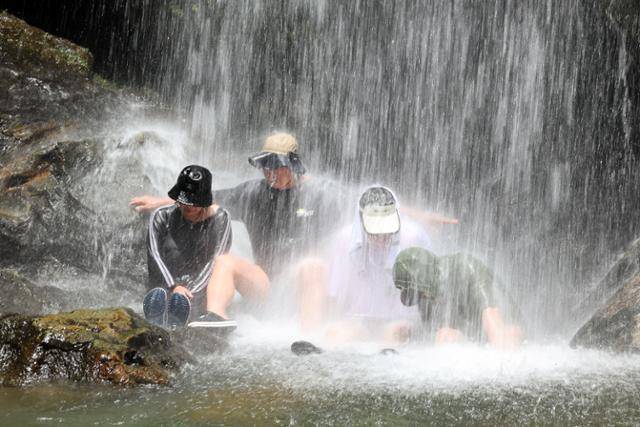 폭염이 이어지는 31일 전남 구례군 산동면 수락폭포에서 피서객들이 떨어지는 물줄기를 맞으며 무더위를 식히고 있다. 연합뉴스