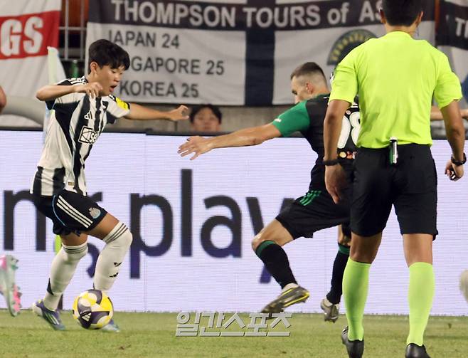 ‘2025 쿠팡플레이 시리즈’ 팀 K리그와 뉴캐슬의 경기가 30일 오후 수원월드컵경기장에서 열렸다. 후반 교체 되어 들어간 뉴캐슬 박승수가 문전 돌파하고 있다. 수원=정시종 기자 capa@edaily.co.kr /2025.07.30.