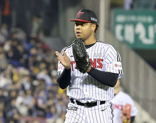 15일 오후 잠실야구장에서 열린 2025 프로야구 삼성과 LG 경기. LG 선발 에르난데스가 5회 삼성 공격을 무실점으로 막고 들어오고 있다. 잠실=정시종 기자 capa@edaily.co.kr /2025.04.15.