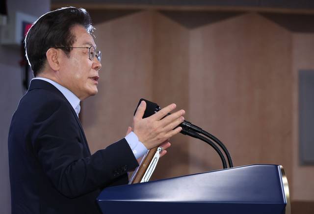 ▲ 이재명 대통령이 31일 정부서울청사에서 ‘국민주권시대, 공직자의 길’을 주제로 고위공직자 특별 강연을 하고 있다.연합뉴스