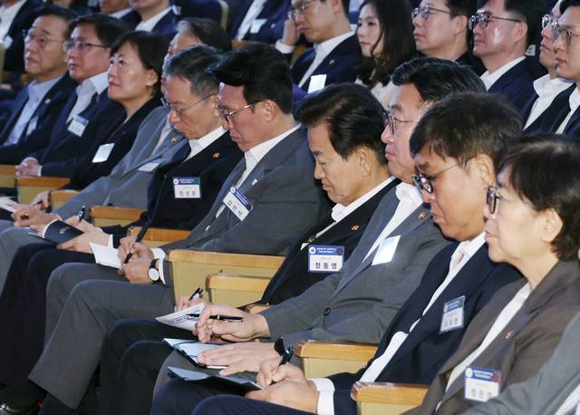 ▲ 31일 정부서울청사에서 열린 이재명 대통령 고위공직자 특별 강연에서 장관들이 메모하고 있다. 연합뉴스