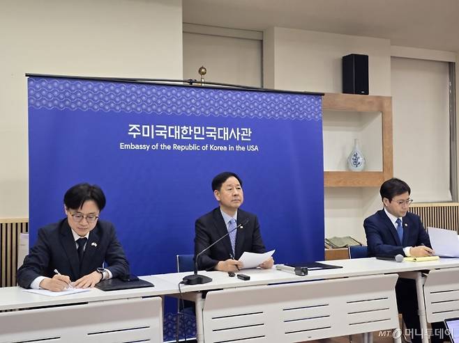 (워싱턴=뉴스1) 류정민 특파원 = 구윤철 경제부총리 겸 기획재정부 장관이 31일(한국시간) 미국 워싱턴D.C. 주미대한민국대사관에서 김정관 산업통상자원부 장관, 여한구 산업부 통상교섭본부장과 함께 한국과 미국 간 무역협상 결과 발표를 하고 있다. Copyright (C) 뉴스1. All rights reserved. 무단 전재 및 재배포, AI학습 이용 금지. /사진=(워싱턴=뉴스1) 류정민 특파원