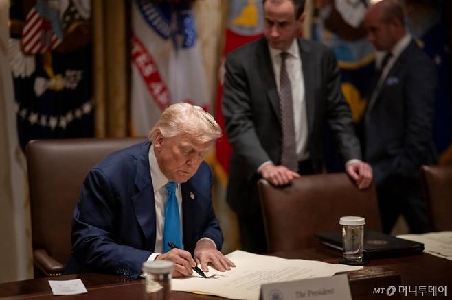 (서울=뉴스1) = 백악관은 30일(현지시간) 엑스(X) 계정에 트럼프 대통령이 백악관에서 한미 무역합의 문서에 서명하는 사진을 올렸다. 백악관이 공개한 한미 무역합의에 서명하는 도널드 트럼프 대통령 모습. (백악관 엑스 계정. 재판매 및 DB 금지) 2025.7.31/뉴스1 Copyright (C) 뉴스1. All rights reserved. 무단 전재 및 재배포, AI학습 이용 금지. /사진=(서울=뉴스1)