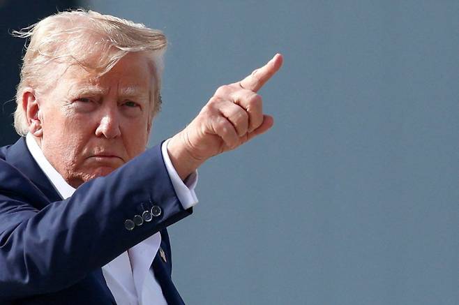 한국과 미국 간 관세 협상이 타결된 가운데 증권사 리서치센터장들은 국내 증시가 관련 기대감이 선반영됐다고 분석한다. 사진은 도널드 트럼프 미국 대통령이 지난 29일 영국 스코틀랜드 로시머스의 워싱턴 DC로 돌아가 에어포스원에 탑승하기 전 제스처를 취하는 모습. /사진=로이터