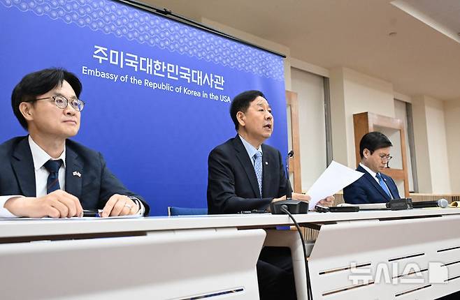 구윤철 경제부총리 겸 기획재정부 장관이 30일 저녁(현지 시간) 미국 워싱턴DC 소재 주미한국대사관에서 '한-미 통상협의 결과브리핑'을 열고 발표문을 낭독하고 있다. 왼쪽부터 김정관 산업통상자원부장관, 구윤철 부총리, 여한구 통상교섭본부장. (사진=기재부 제공) 2025.07.31. photo@newsis.com