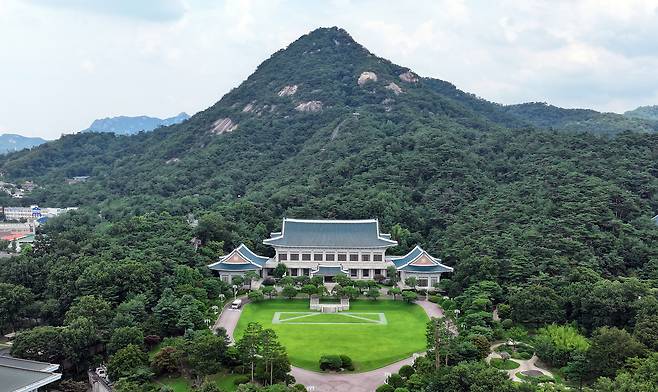 대통령 집무실 복귀 준비를 위해 8월1일부터 청와대 관람이 중단된다. 사진은 30일 서울 종로구 세종로 청와대 본관 전경. 뉴스1