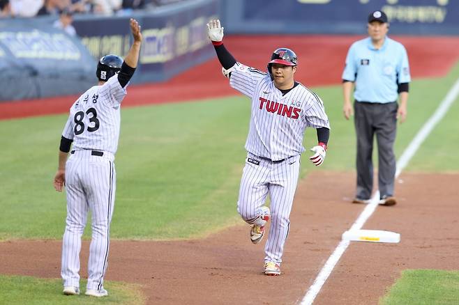 LG 문보경(오른쪽)은 31일 잠실 KT와 홈경기에서 4번타자 1루수로 선발출전해 5타수 4안타 2홈런 6타점 4득점을 기록했다. 이날 경기를 포함해 최근 10경기 5홈런으로 뜨거운 타격감을 선보였다. 사진제공|LG 트윈스