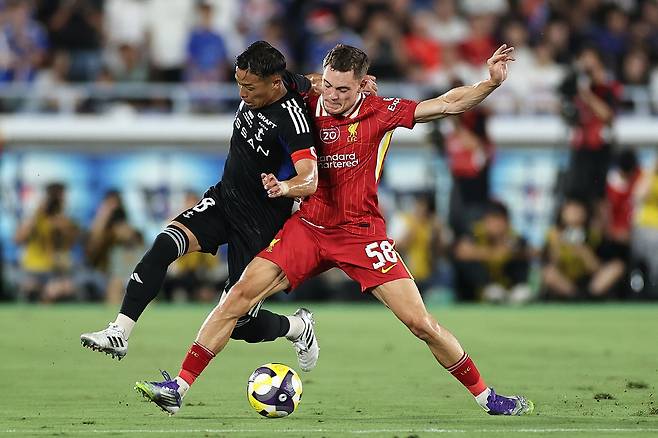 리버풀 비르츠가 30일 요코하마전에서 다쿠야 키다와 몸싸움을 하며 볼을 지키고 있다. 신화연합뉴스