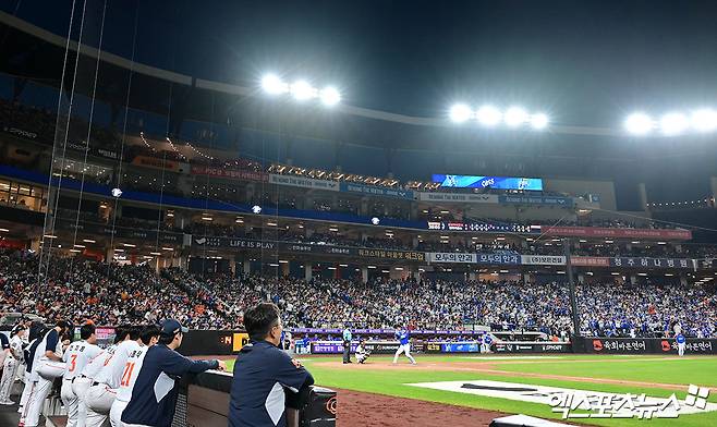 지난 29일 대전서 열린 한화 이글스와 삼성 라이온즈의 정규시즌 맞대결. 만원 관중이 경기장을 가득 채웠다. 대전, 김한준 기자