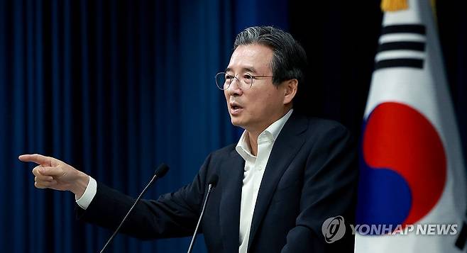 취재진 질문에 답하는 김용범 정책실장 (서울=연합뉴스) 홍해인 기자 = 김용범 대통령실 정책실장이 31일 서울 용산 대통령실 청사에서 한미 관세 협상 타결 관련 브리핑 뒤 취재진의 질문에 답하고 있다. 2025.7.31 hihong@yna.co.kr