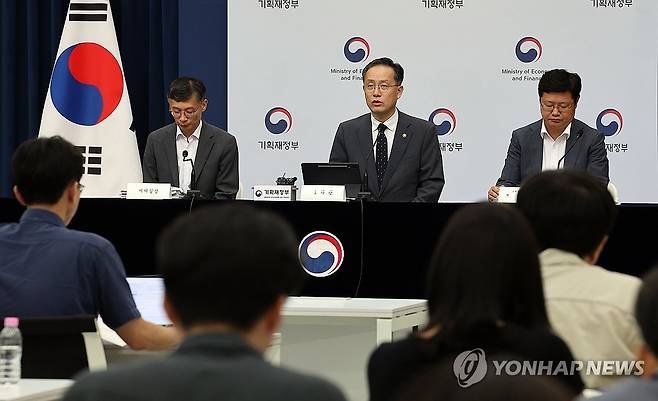 2025년 세제 개편안 상세 브리핑 (세종=연합뉴스) 배재만 기자 = 이형일 기획재정부 1차관이 지난 29일 정부세종청사 민원동 브리핑실에서 2025 세제 개편안 상세 브리핑을 하고 있다. 오른쪽부터 조만희 조세총괄정책관, 이 차관, 박금철 세제실장. 2025.7.31 scoop@yna.co.kr