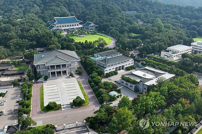 청와대, 대통령 집무실 복귀 위해 보안ㆍ안전 점검 (서울=연합뉴스) 서대연 기자 = 이재명 대통령이 청와대 집무실 복귀를 예고한 가운데 30일 서울 종로구 청와대의 모습.
8월 1일부터 보안·안전 점검 등 준비작업을 위해 청와대 관람이 임시 중단된다. 2025.7.30 dwise@yna.co.kr