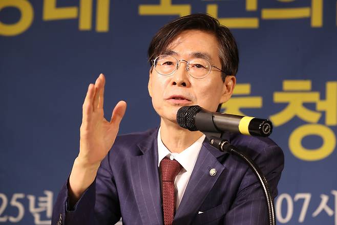 국민의힘 조경태(부산 사하구을) 당대표 선거 후보가 1일 대구 남구 대구아트파크에서 열린 아시아포럼21에서 ‘산업통상자원부 대구 이전’을 강조하고 있다. /아시아포럼21 제공