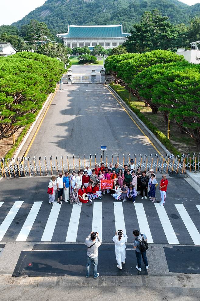 이재명 대통령이 청와대 집무실 복귀를 예고한 가운데 지난달 7월 30일 서울 종로구 청와대 앞에서 관람객들이 기념사진을 찍고 있다. 8월 1일부터 보안·안전 점검 등 준비작업을 위해 청와대 관람이 중단된다. (사진=연합뉴스).