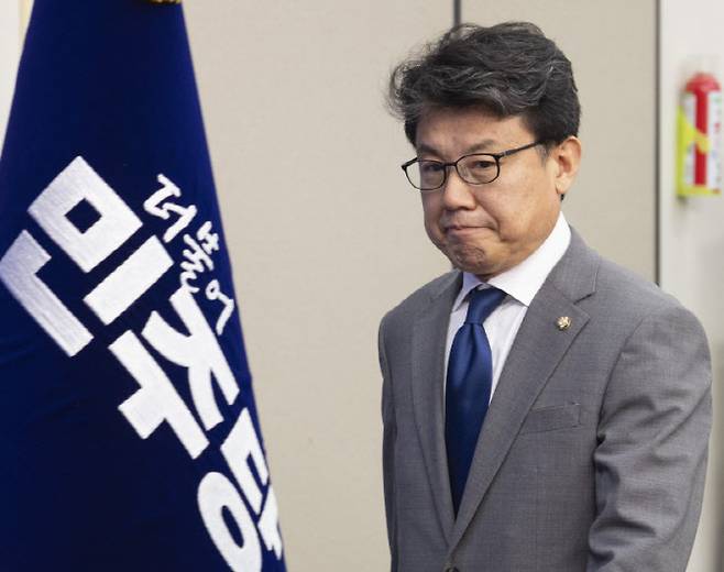 최고위원회의 입장하는 더불어민주당 진성준 정책위의장 (사진=연합뉴스)