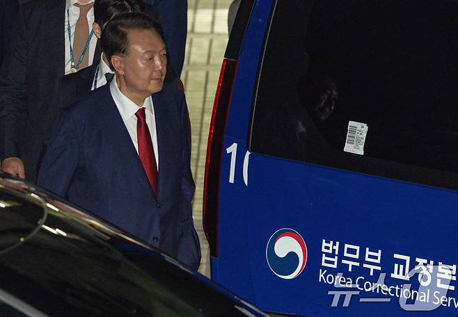12·3 비상계엄과 관련해 특검 수사를 받는 윤석열 전 대통령이 지난달 9일 밤 서울중앙지법에서 두 번째 구속 전 피의자심문(영장실질심사)을 마친 뒤 대기장소인 서울구치소로 이동하고 있다. 2025.7.9/뉴스1 ⓒ News1 사진공동취재단