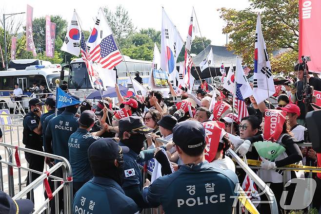 김건희 여사의 각종 의혹을 수사하는 김건희 특검팀(특별검사 민중기)이 윤석열 전 대통령에 대한 체포영장 집행에 나선 1일 오전 경기도 의왕 서울구치소에서 윤 전 대통령 지지자들이 시위하고 있다. 2025.8.1/뉴스1 ⓒ News1 김성진 기자