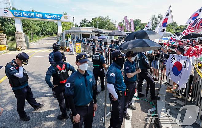 김건희 여사의 각종 의혹을 수사하는 김건희 특검팀(특별검사 민중기)이 윤석열 전 대통령에 대한 체포영장 집행에 나선 1일 오전 경기도 의왕 서울구치소에서 경찰들이 경계근무를 서고 있다. 2025.8.1/뉴스1 ⓒ News1 김성진 기자