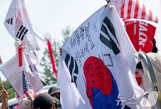 김건희 여사의 각종 의혹을 수사하는 김건희 특검팀(특별검사 민중기)이 윤석열 전 대통령에 대한 체포영장 집행에 나선 1일 오전 경기도 의왕 서울구치소에서 윤 전 대통령 지지자들이 시위하고 있다. 2025.8.1/뉴스1 ⓒ News1 김성진 기자