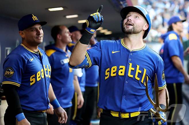 시애틀 매리너스 칼 롤리가 1일(한국시간) 열린 2025 메이저리그 텍사스 레인저스전에서 시즌 42호 홈런을 터뜨렸다. ⓒ AFP=뉴스1