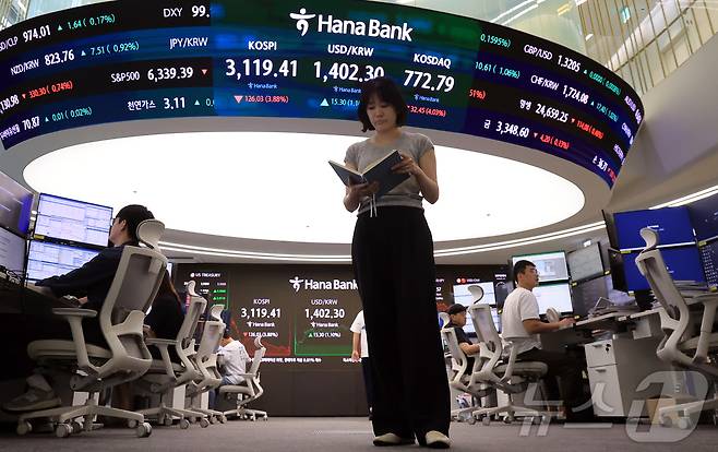 1일 오후 서울 중구 하나은행 딜링룸 전광판에 마감 시황이 나오고 있다. /뉴스1 ⓒ News1 김진환 기자