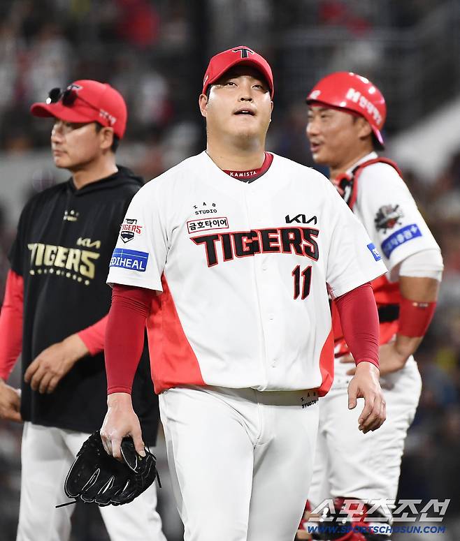 4일 광주 기아 챔피언스필드에서 열린 롯데-KIA전. 8회초 1사 1, 2루 레이예스에게 1타점 적시타를 허용한 조상우가 강판되고 있다. 광주=정재근 기자 cjg@sportschosun.com/2025.7.4/