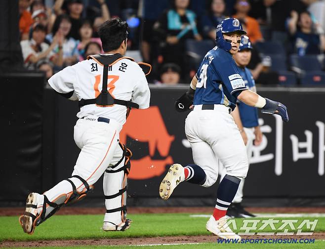 1일 대전 한화생명볼파크에서 열린 NC-한화전. 8회초 2사 1, 3루 김한별 타석. 3루주자 손아섭이 더블스틸을 시도했지만 아웃되고 있다. 대전=정재근 기자 cjg@sportschosun.com/2025.7.1/