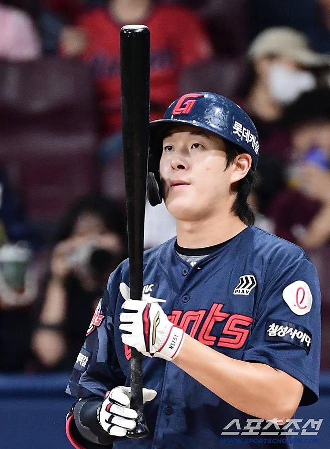 23일 서울 고척스카이돔에서 열린 키움과 롯데의 주중 3연전 두 번째 경기. 타격하고 있는 롯데 나승엽. 고척=송정헌 기자songs@sportschosun.com/2025.07.23/