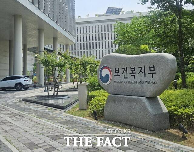 보건복지부는 1일 '2024년 고독사 예방 시행계획 추진실적 평가' 결과와 우수 사례를 발표했다./더팩트 DB