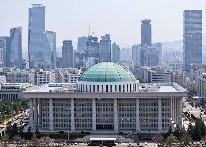 서울 영등포구 여의도에서 드론으로 촬영한 국회의사당 전경. /뉴스1