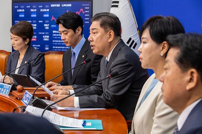 더불어민주당 김병기 당 대표 권한대행 겸 원내대표가 1일 국회에서 열린 최고위원회의에서 발언하고 있다./연합뉴스