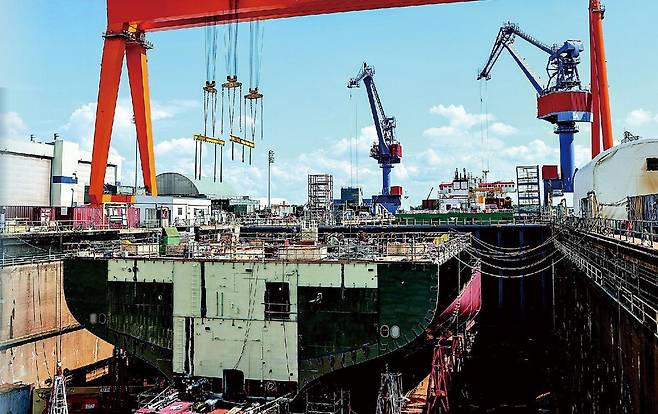 미국 필라델피아의 한화 필리조선소 모습. 한화그룹은 지난해 이 노후화된 조선소를 인수한 뒤 한국의 선진 기술을 접목해 첨단 조선소로 탈바꿈시키고 있다. 한화 필리조선소 제공