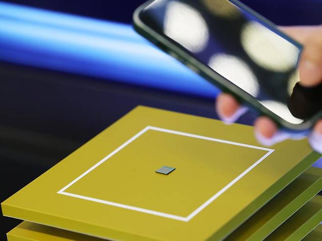 23일 서울 강남구 코엑스에서 열린 ‘제26회 반도체대전(SEDEX)’에서 관람객들이 SK하이닉스의 ‘5세대 고대역폭메모리(HBM3E)’를 살펴보고 있다. 2024.10.23 뉴스1