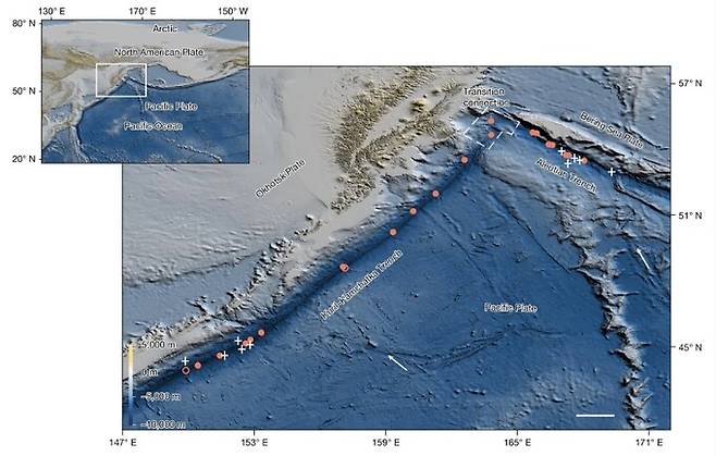 연구 지역은 오호츠크 판과 베링해 판이 섭입되는 지역인 쿠릴-캄차카 해구와 알류산 해구로, 붉은 점은 화학합성 기반 새울군이 관찰된 지점이다. 중국과학원 제공