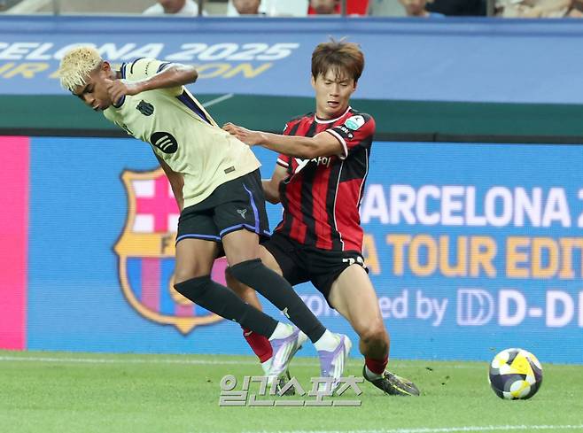 2025 FC바르셀로나 아시아투어 FC서울 친선경기가 31일 오후 서울월드컵경기장에서 열렸다. 바르셀로나 야말과 서울 김진수가 볼경합 하고 있다. 상암=정시종 기자 capa@edaily.co.kr /2025.07.31.