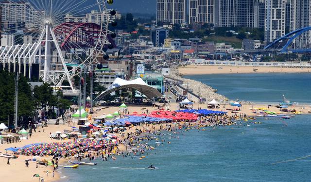 ▲ 국내 여행지 중에서는 강원도가 가장 인기 있는 휴가지로 꼽힌 가운데 27일 속초해수욕장이 피서인파로 붐비고 있다. 강영진 객원기자