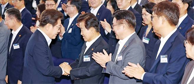 이재명 대통령이 31일 고위공직자 워크숍에 참석해 정동영 통일부 장관과 악수하고 있다. 앞줄 왼쪽부터 이 대통령, 정 장관, 윤호중 행정안전부 장관, 최휘영 문화체육관광부 장관. /김범준 기자