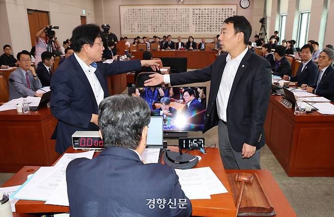 국회 법제사법위원회 여야 간사인 김용민 더불어민주당 의원(오른쪽)과 박형수 국민의힘 의원이 1일 법사위 전체회의에서 언쟁하고 있다. 박민규 선임기자