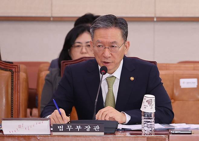 정성호 법무부 장관이 1일 국회 법제사법위원회 전체회의에 출석해 질의에 답변하고 있다. 연합뉴스